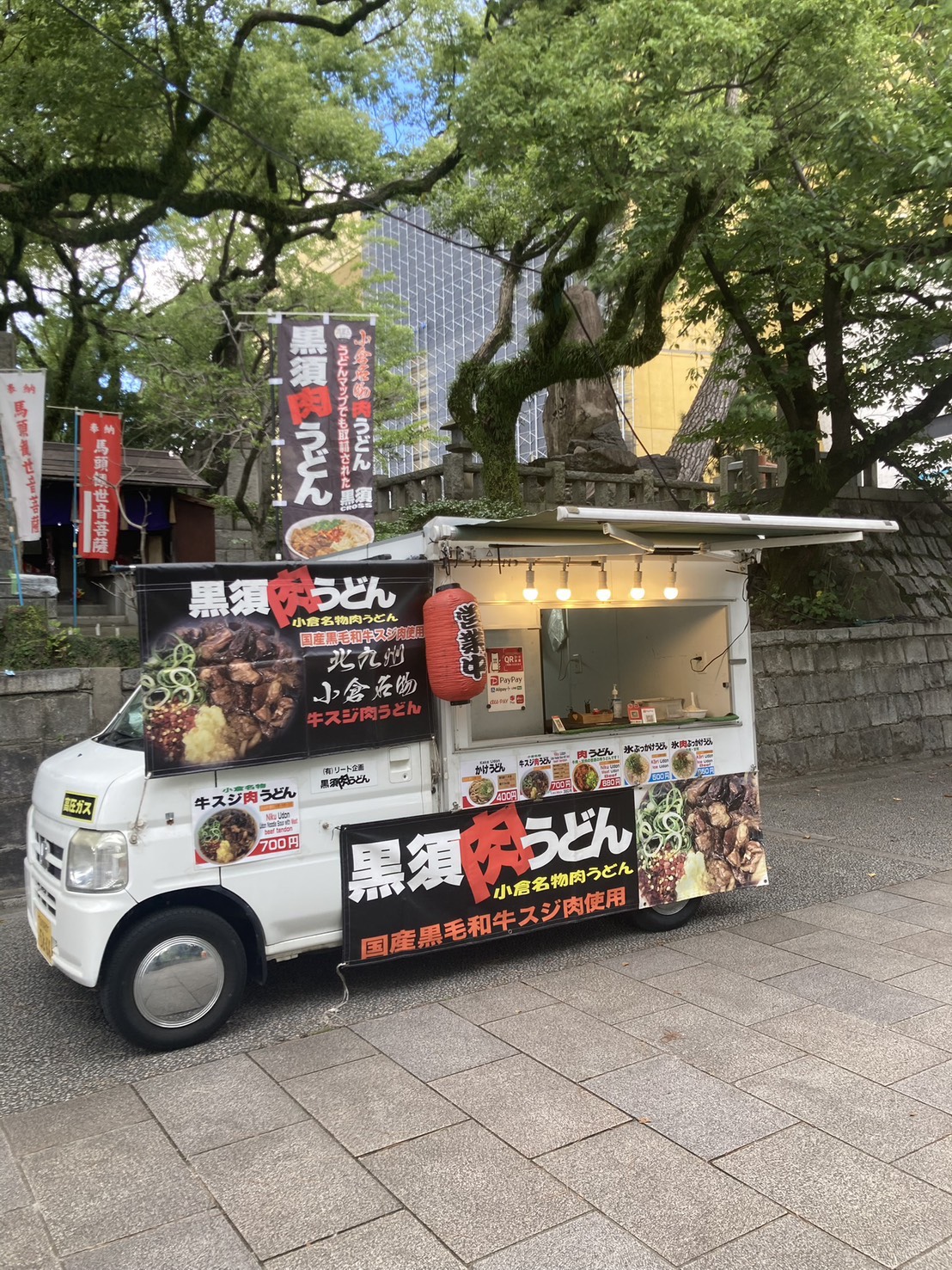 黒須の肉うどんキッチンカーでの販売風景